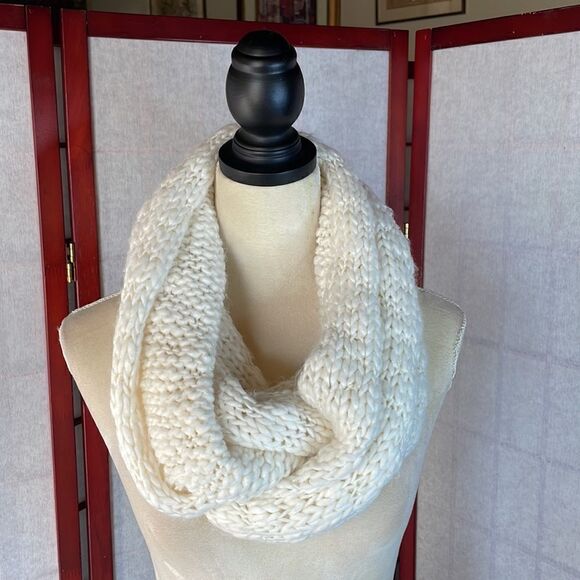 White Chunky Knit Infinity Scarf (One Size) - Picture 11 of 11